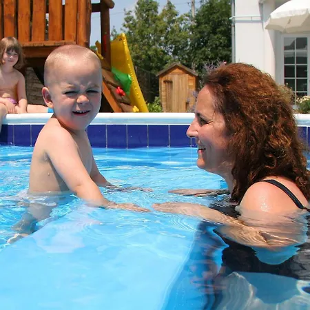 - Neitzer Vila Siófok